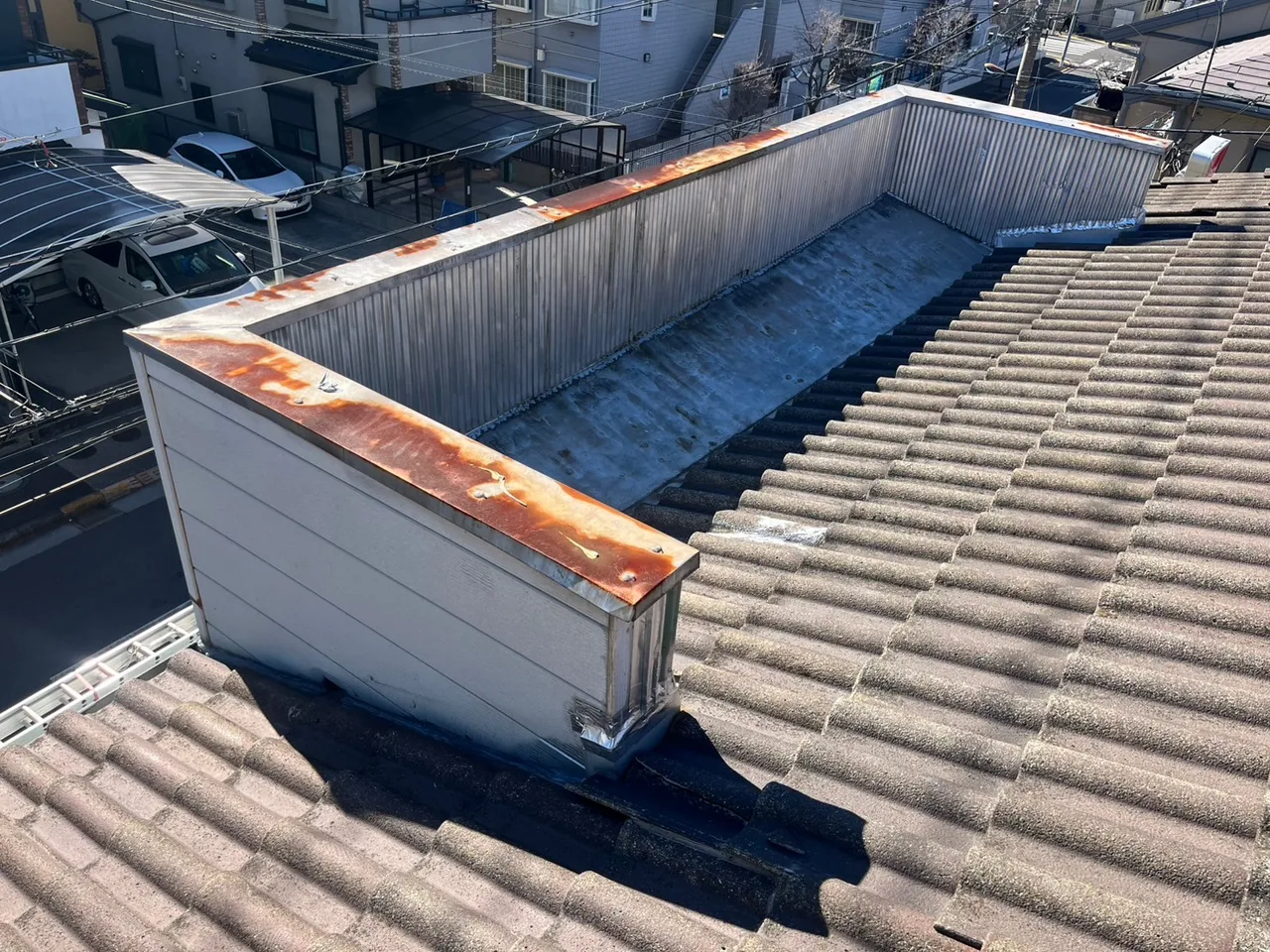 【雨漏りの原因】パラペットとはの記事写真