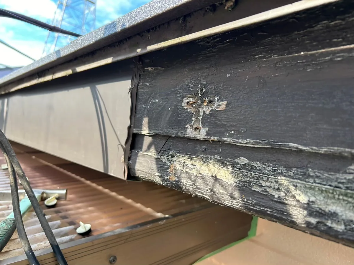 南区の住宅|破風・鼻隠しの板金工事 既存部分と板金の取り合い 2