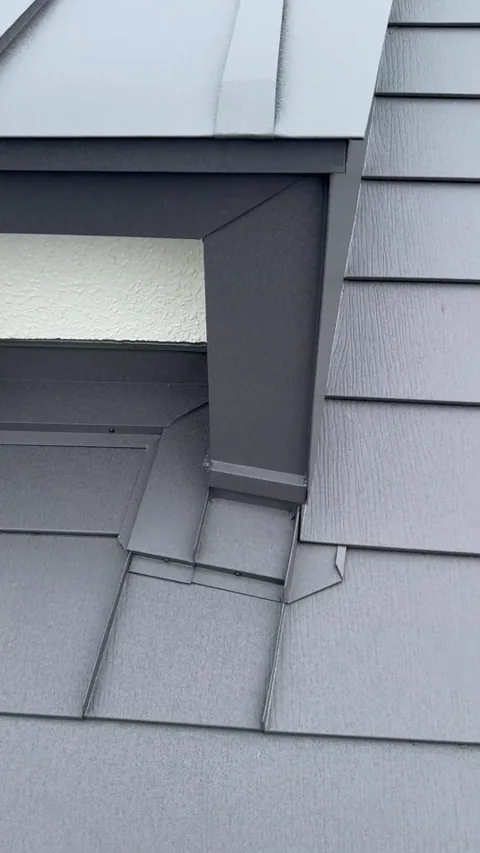 屋根カバー工法の実際の動画より